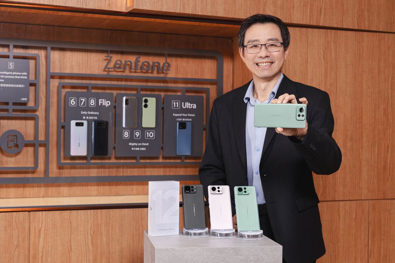 Asus CEO with Zenfone